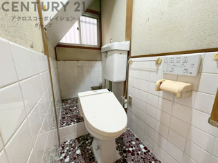 温水洗浄便座付トイレは温水洗浄機能により、暖かい水でおしりを洗浄することができ、冷たい水を使う従来の便座に比べ、温水洗浄機能で暖かいトイレを提供し、快適な使用を可能にします。
