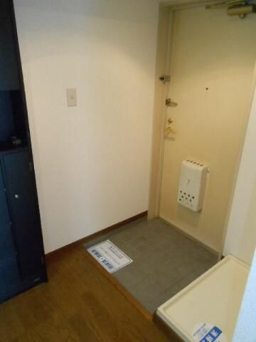 スカイコート神奈川新町の玄関