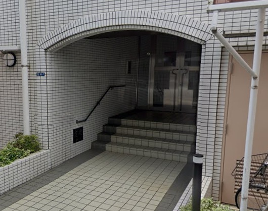 石渡ビルのエントランス