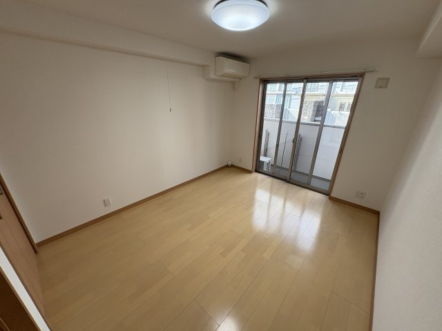 神戸市須磨区関守町２丁目のハイツの居間・リビング