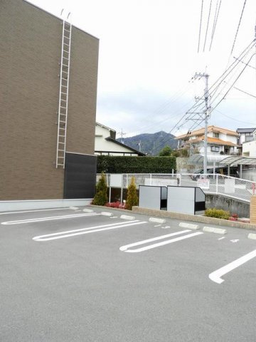 カ－サ　ジラソ－レの駐車場|車をお持ちの方に嬉しい駐車場付きの物件です