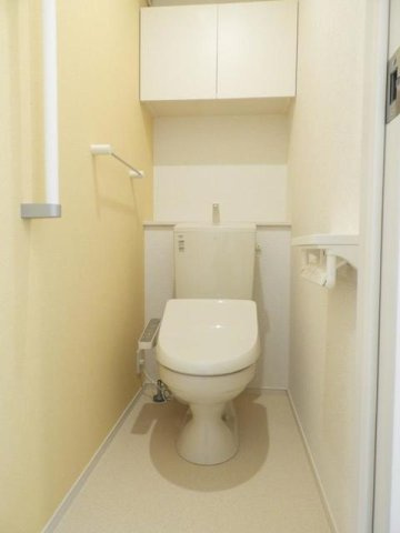 コモド・カサ・ミラのトイレ|落ち着いた色調のトイレです