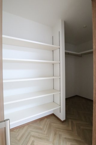 青山マンションの収納|ウォークインクローゼット　収納棚あり（可動タイプ）