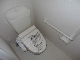 温水洗浄便座付きのトイレです♪