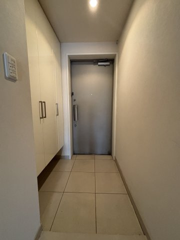 高級感あふれる玄関、大きいシューズボックスで家族の靴も難なく収納出来ちゃいます！