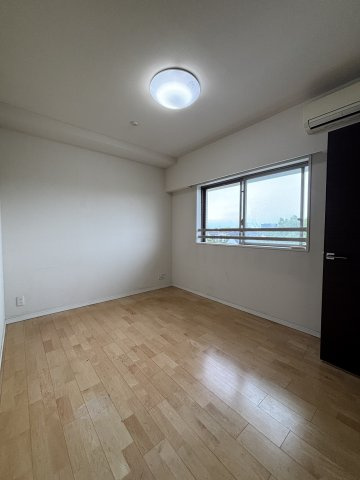 使い勝手のいい洋室です。大きいウォークインクローゼットが付いているお部屋です♪