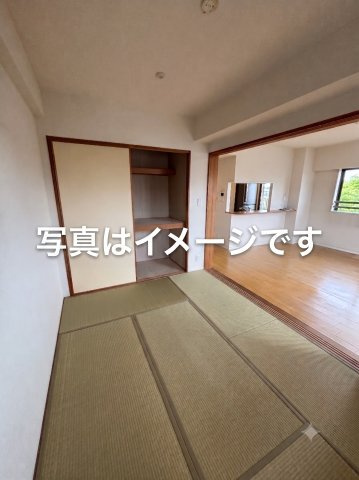 リビング横に和室もございます。
※現在、畳の表替え中となりますのでこの写真は交換後のイメージ画像となります。