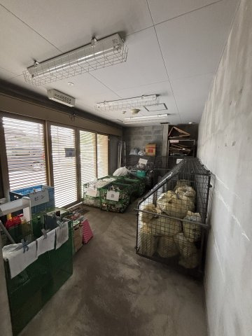 ごみ置き場が建物内にあるので雨の日でも濡れずにゴミを捨てることが出来ます♪