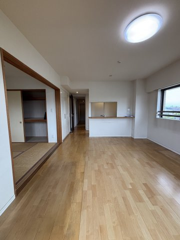 シンプルな間取りで家具の配置がしやすいリビングです！
2つ窓がある角部屋の為、風通しがとても良いです！