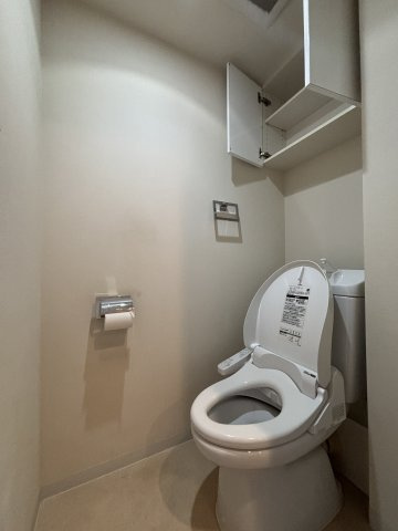 今やほぼ必須級の温水洗浄便座が残置物として付いています。
頭上の収納スペースを有効活用して掃除もお気軽に♪