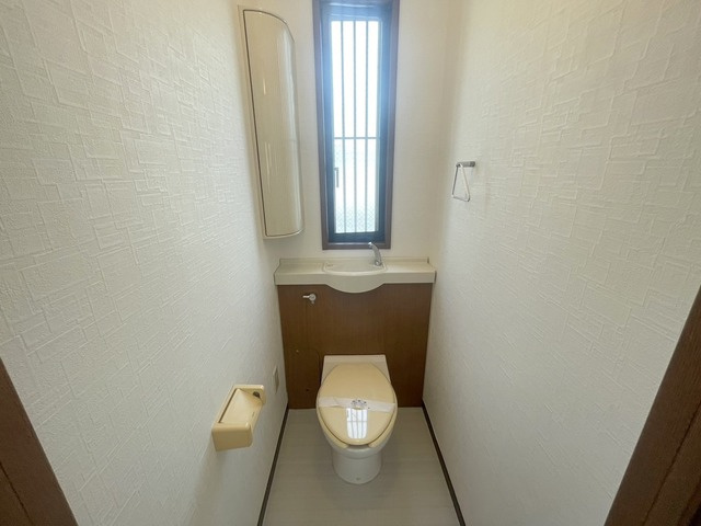 共進町戸建のトイレ