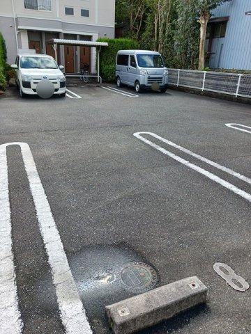 ローレルツインＡの駐車場
