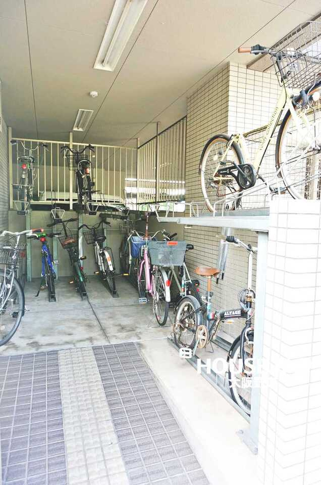 エクセレントＯＢＰバンクスの駐輪場