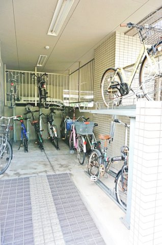 エクセレントＯＢＰバンクスの駐輪場