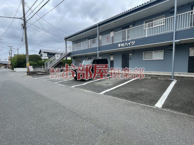 今村ハイツの駐車場|駐車場があるので、車を買う予定の方も安心です