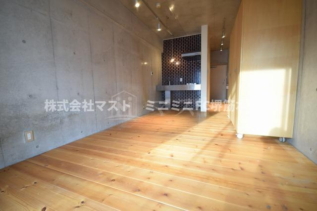 ＳＫＴＯＷＥＲ心斎橋ＥＡＳＴの居間・リビング|フローリングの色は階数により異なります