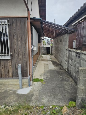 彦根市稲部町の一戸建ての外観|横に屋根付きの洗濯物を干したり自転車を置くスペースがあります
