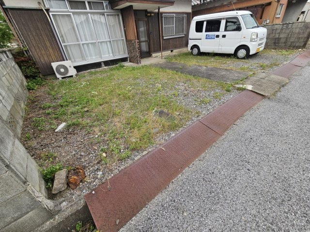 彦根市稲部町の一戸建ての駐車場|家の前が駐車場です。3台ほど停められますよ