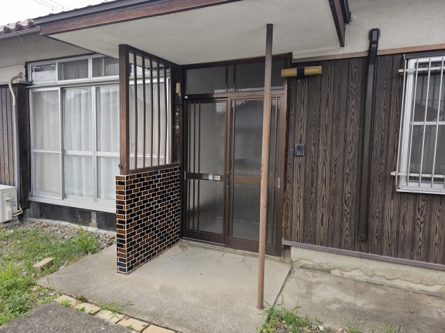 彦根市稲部町の一戸建てのエントランス