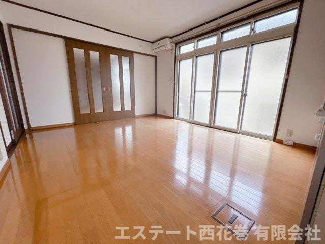 花巻市星が丘２丁目のアパートの居間・リビング