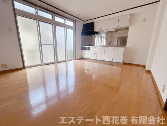 花巻市星が丘２丁目のアパートの居間・リビング