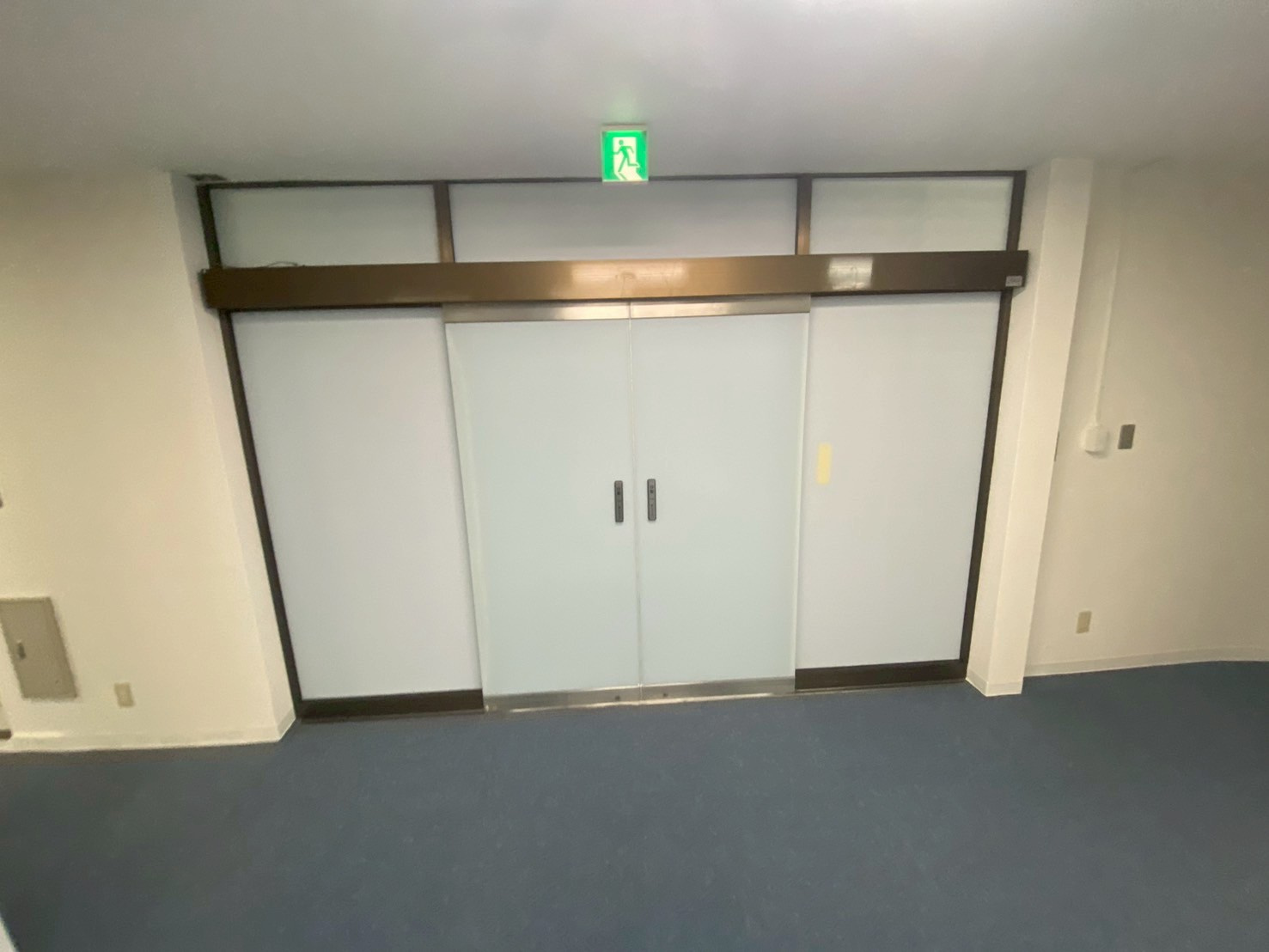エガワプラザビルの玄関