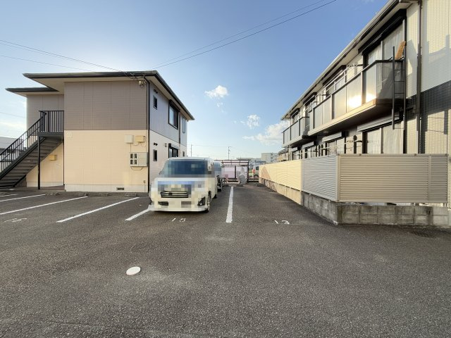 シャーメゾン西久万 C棟の駐車場