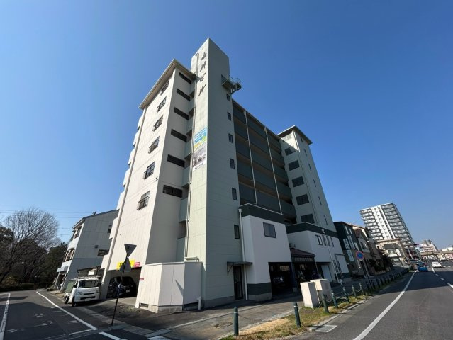 鳴神ビルの外観
