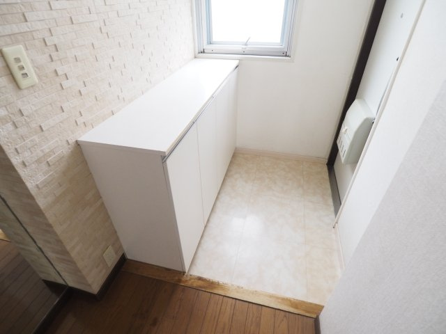 窓からのやさしい陽の入る明るい玄関