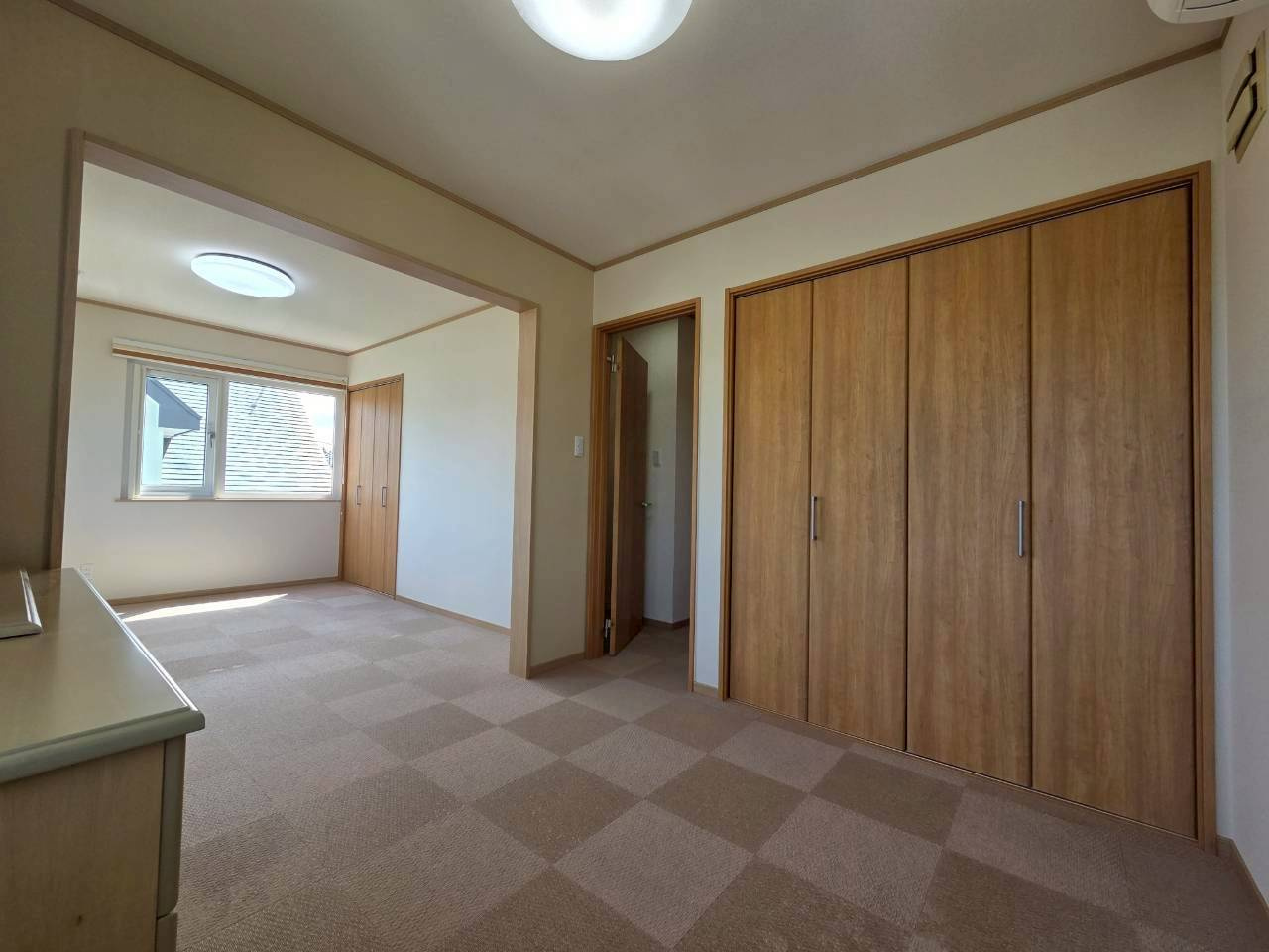 釧路町柏東7丁目　太陽光パネル設置済　中古住宅の洋室|洋室12.3帖