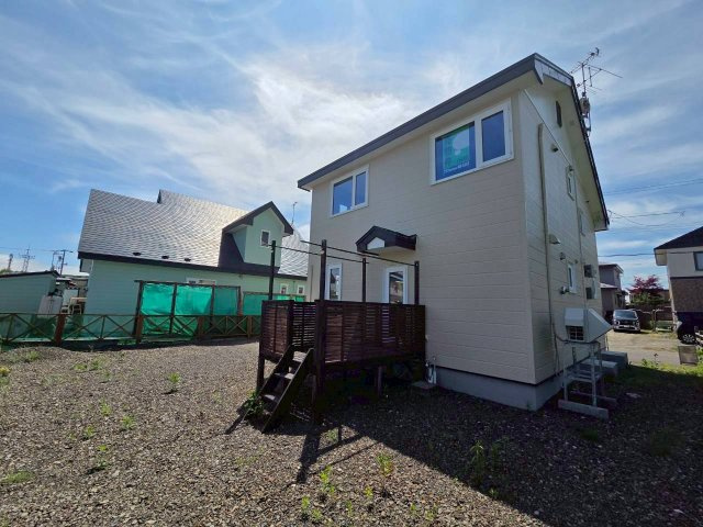 釧路町柏東7丁目　太陽光パネル設置済　中古住宅の外観|ウッドデッキ付