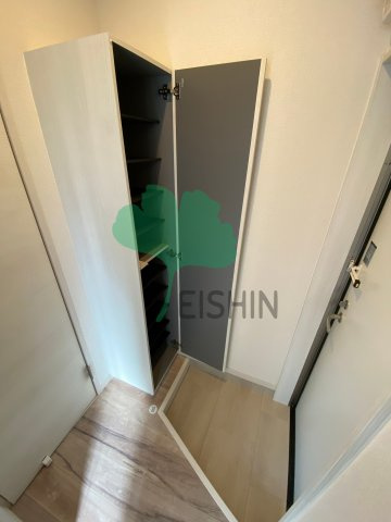 リテラ箱崎の玄関|下駄箱は頭の上まであります！