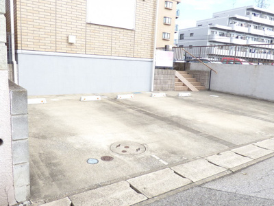 敷地内駐車場スペースですよ♪空き要確認