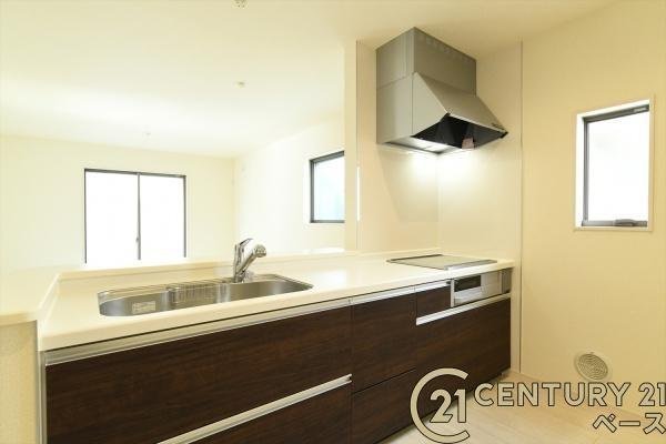リーブルガーデン上中 ／新築一戸建の内観：施工例|■家族とのコミュニケーションがとりやすい人気のカウンターキッチン！■