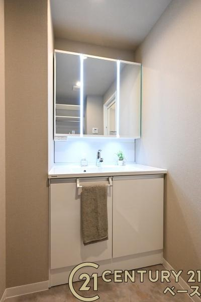 サニーコーポ八木西の独立洗面台|■現地撮影写真■三面鏡タイプのミラーキャビネット！収納スペースも豊富です！