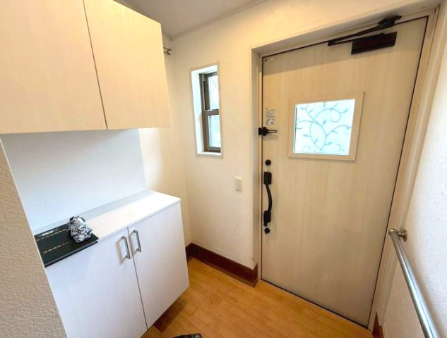 秦野市元町　中古戸建の玄関|収納もある玄関です
