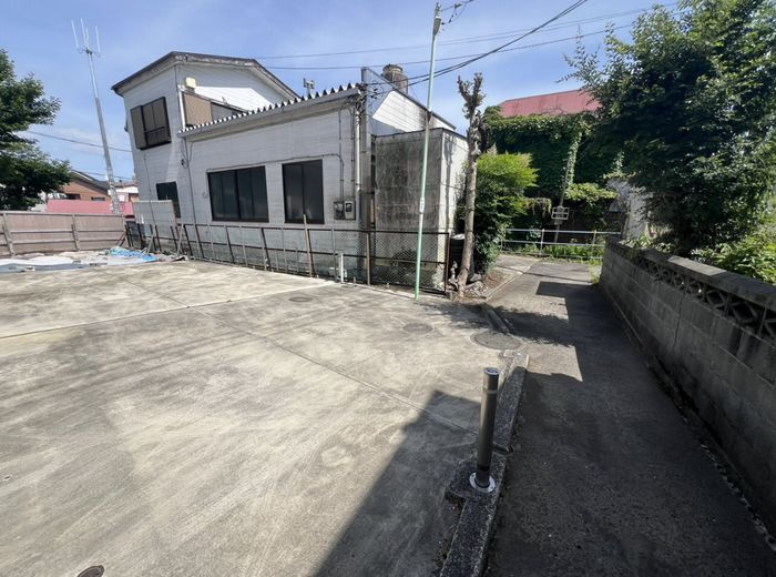 秦野市元町　中古戸建の前面道路含む現地写真|前面道路含む現地写真です