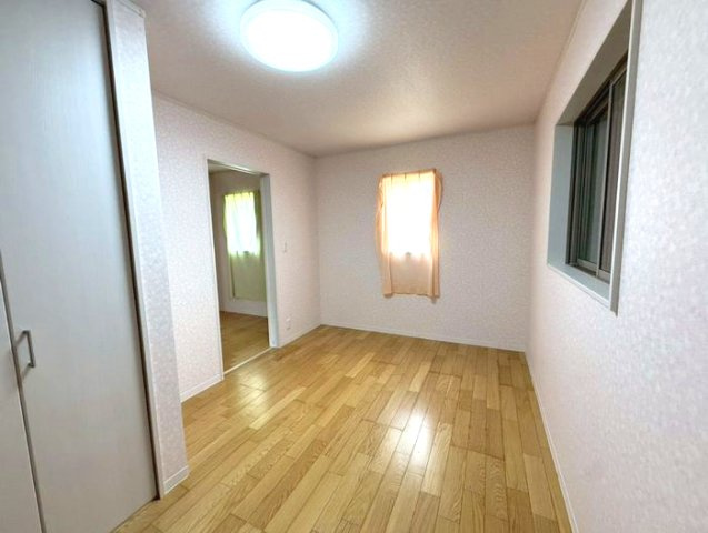 秦野市元町　中古戸建の洋室|落ち着いた色調の洋室です