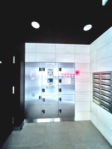 アイル東京スカイツリー弐番館の設備|【宅配ボックス】在宅時・不在時に関わらず、居住者の代わりに非対面で宅配物を受け取ってくれる便利な設備です。わかりやすくご説明致しますので見学時にはお部屋だけではなく共用部分もぜひチェックしてください。