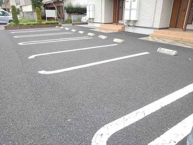 アンジュ・ブローテＡの駐車場