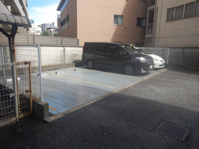 西日暮里ローヤルコーポの駐車場