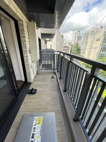 OPEN REGIDENCIA HIROO THE House South Courtのバルコニー