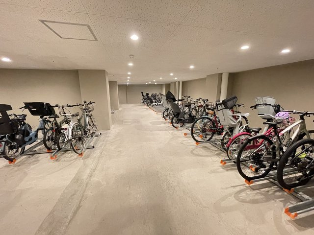 OPEN REGIDENCIA HIROO THE House South Courtの駐輪場