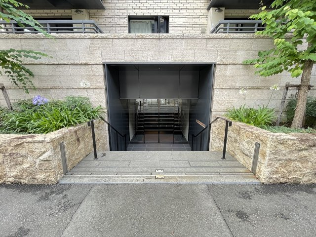 OPEN REGIDENCIA HIROO THE House South Courtのエントランス