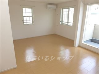 ジェルメ　４７　Ｃの居間・リビング|窓が多く明るい角部屋・エアコンあり