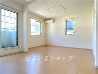 ジェルメ　４７　Ｃの居間・リビング|窓が多く明るい角部屋・エアコンあり
