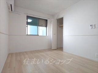 ドエル　Ｆ・Ｔ・Ｋ　Ⅵ番館の寝室|寝室にもエアコンあり