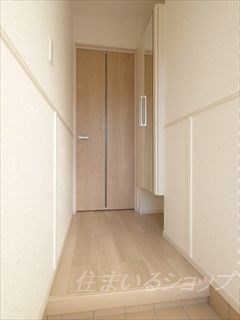 ドエル　Ｆ・Ｔ・Ｋ　Ⅵ番館の玄関|ミラー付き大型シューズボックス