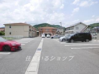 フレイム　華の駐車場