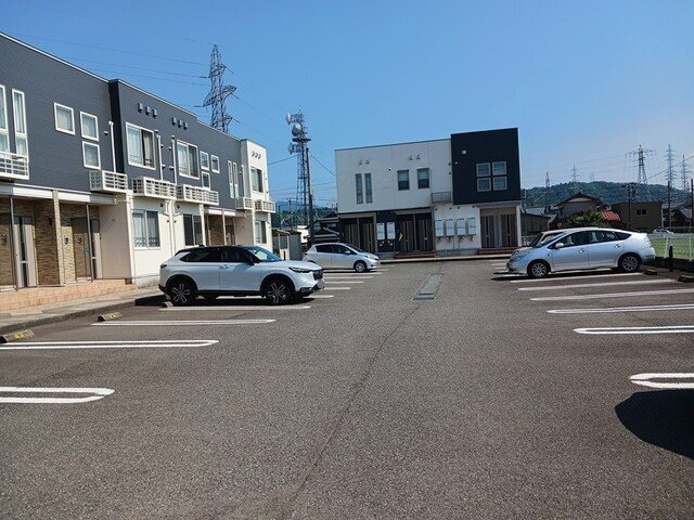 アイリス　αの駐車場